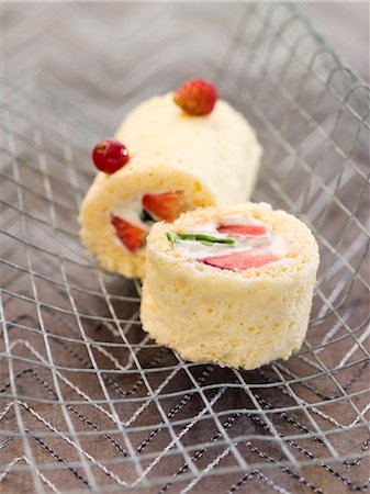 Summer fruit and mascarpone rolled cake Foto de stock - Sin royalties Premium, Código: 652-03635886