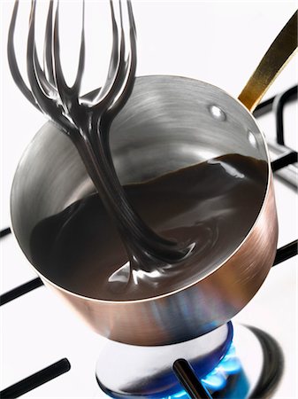 plancha de cocina - Whipping the melted chocolate in the copper saucepan Foto de stock - Sin royalties Premium, Código: 652-03635903