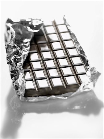 eingewickelt - Barre de chocolat noir en feuille d'aluminium Photographie de stock - Premium Libres de Droits, Code: 652-03635914