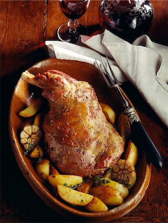 simsearch:652-03804766,k - Épaule d'agneau à l'ail et les pommes de terre Photographie de stock - Premium Libres de Droits, Code: 652-03633119
