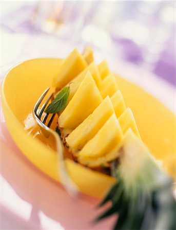 simsearch:652-07656121,k - quarter of a pineapple cut in slices Stock Photo - Premium Royalty-Free, Code: 652-03633227