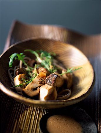 Salade de pâtes de sarrasin avec cèpes et sauce au sésame Photographie de stock - Premium Libres de Droits, Code: 652-03633234