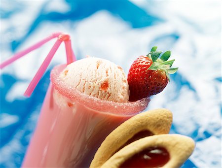 simsearch:652-03801651,k - Strawberry milk shake with scoop of ice cream Foto de stock - Sin royalties Premium, Código: 652-03633333