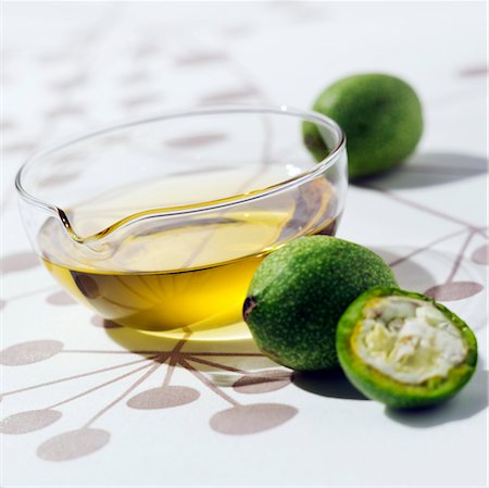 Green walnut oil Foto de stock - Sin royalties Premium, Código: 652-03633353