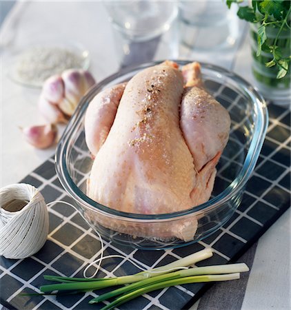 simsearch:652-03801213,k - Poulet cru avant la cuisson Photographie de stock - Premium Libres de Droits, Code: 652-03633375