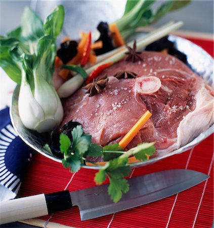 simsearch:652-03801585,k - Raw thick round salt pork fillet with vegetables Foto de stock - Sin royalties Premium, Código: 652-03633377