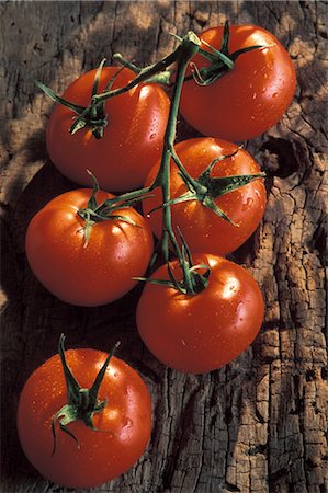 food and sun - Bunch of tomatoes Stock Photo - Premium Royalty-Free, Code: 652-03633429