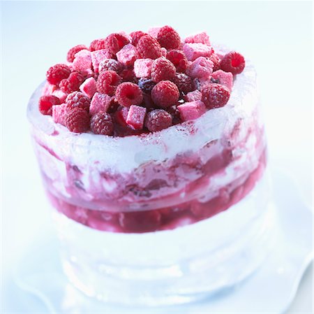 simsearch:825-02307688,k - Bora-bora iced cake with rasberries Stock Photo - Premium Royalty-Free, Code: 652-03633560