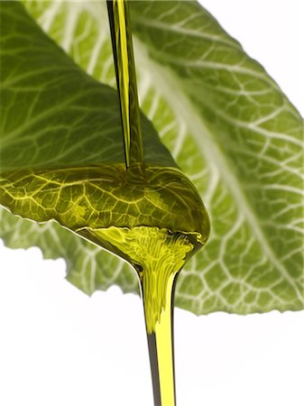 simsearch:652-03633578,k - Olive oil dropping on a lettuce leaf Foto de stock - Sin royalties Premium, Código: 652-03633579