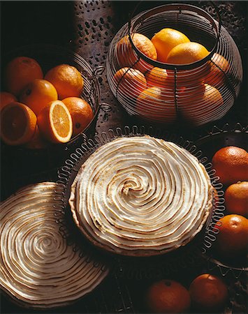simsearch:652-03800976,k - Tarte de meringue orange Photographie de stock - Premium Libres de Droits, Code: 652-03799830