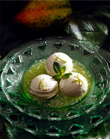 simsearch:652-03804341,k - Coconut ice cream Foto de stock - Sin royalties Premium, Código: 652-03799831