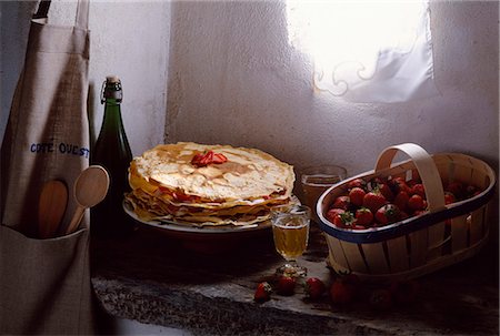 simsearch:652-03804839,k - Crêpes et fraises Photographie de stock - Premium Libres de Droits, Code: 652-03799849