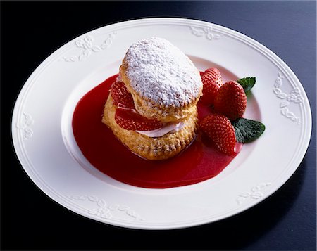 Flaky pastry and strawberry dessert with strawberry puree Stock Photo - Premium Royalty-Free, Code: 652-03799900