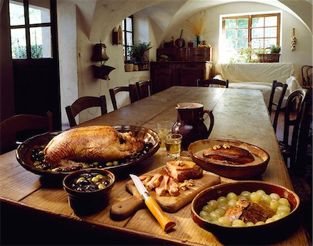 simsearch:652-03804390,k - Rôti de canard aux olives, foie gras aux raisins et magret de canard grillé Photographie de stock - Premium Libres de Droits, Code: 652-03799915