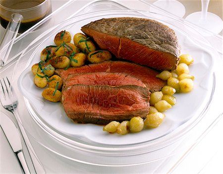 rare - Roast beef with small potatoes and onions Foto de stock - Sin royalties Premium, Código: 652-03799939