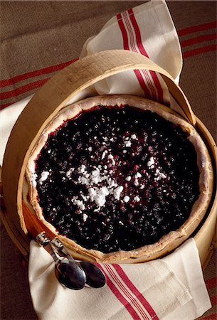 simsearch:652-03805181,k - Tarte aux myrtilles Photographie de stock - Premium Libres de Droits, Code: 652-03799966
