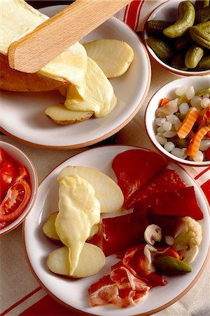 fondue (mets) - Raclette et charcuterie Photographie de stock - Premium Libres de Droits, Code: 652-03799968