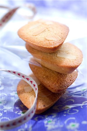 simsearch:652-03801720,k - Financiers à saveur de vanille Photographie de stock - Premium Libres de Droits, Code: 652-03804000