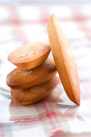 sliced almond - Financiers à saveur de vanille Photographie de stock - Premium Libres de Droits, Code: 652-03804001