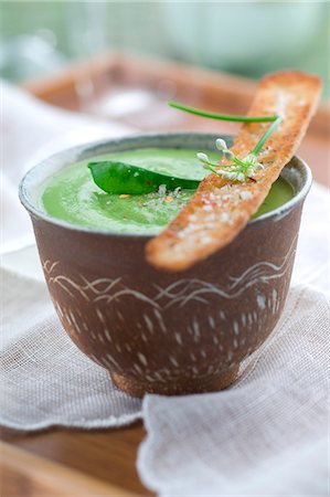 simsearch:652-03802467,k - Cream of pea soup Foto de stock - Sin royalties Premium, Código: 652-03804010