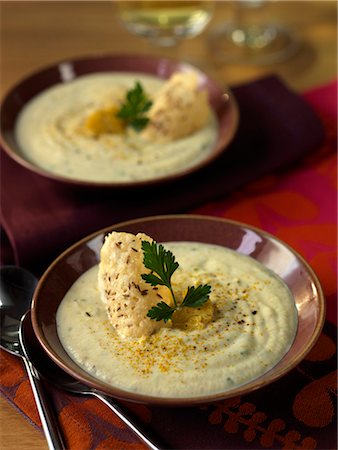 simsearch:652-03804449,k - Cream of cauliflower soup with curry Foto de stock - Sin royalties Premium, Código: 652-03804027