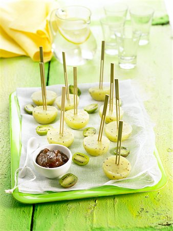 simsearch:652-03804341,k - Kiwi candies with cherry sauce Foto de stock - Sin royalties Premium, Código: 652-03804062