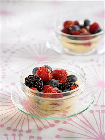 simsearch:825-03627430,k - Flan aux fruits d'été Photographie de stock - Premium Libres de Droits, Code: 652-03804079