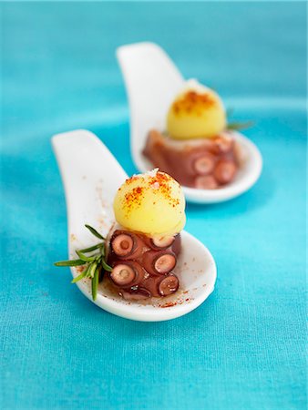 simsearch:652-03802636,k - Tapas de pommes de terre et le poulpe Photographie de stock - Premium Libres de Droits, Code: 652-03804101