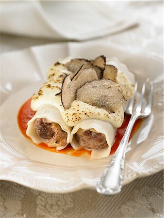 Christmas minced meat and truffle Cannellonis Foto de stock - Sin royalties Premium, Código: 652-03804166