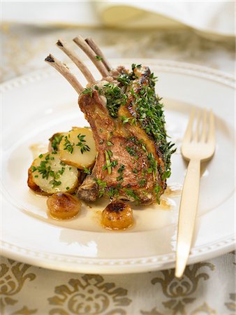 simsearch:652-03804766,k - Côtelettes d'agneau aux herbes Photographie de stock - Premium Libres de Droits, Code: 652-03804168