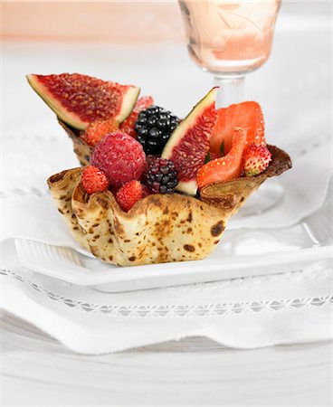simsearch:652-03634796,k - Small pastry basket full of summer fruit Foto de stock - Sin royalties Premium, Código: 652-03804162