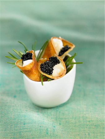 simsearch:825-07077710,k - Petits cônes remplis de caviar et de fromage de Mahón Photographie de stock - Premium Libres de Droits, Code: 652-03804181