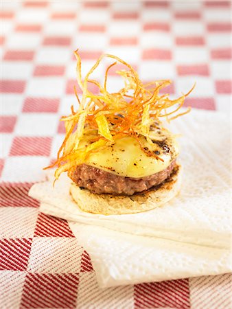 Burger de veau mini avec Emmental et oignons frits Photographie de stock - Premium Libres de Droits, Code: 652-03804235