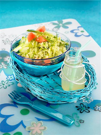 Salade de semoule, tomate, concombre et melon Photographie de stock - Premium Libres de Droits, Code: 652-03804230