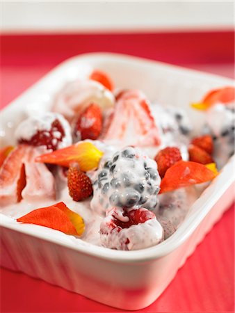 simsearch:652-03801651,k - Summer fruit with yoghurt and vanilla ice cream Foto de stock - Sin royalties Premium, Código: 652-03804241