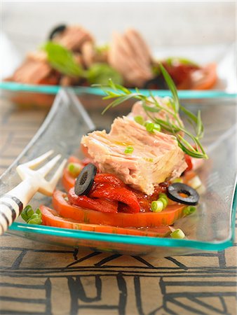 simsearch:652-03804150,k - Tuna fillets with tomatoes and peppers Foto de stock - Royalty Free Premium, Número: 652-03804259