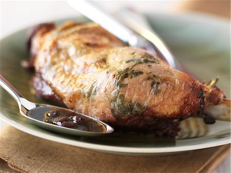 pavo (alimento) - Roast leg of turkey cooked with herbs Foto de stock - Sin royalties Premium, Código: 652-03804269
