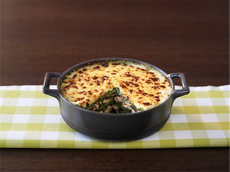 simsearch:825-03629545,k - Lasagnes de saumons et oseille Photographie de stock - Premium Libres de Droits, Code: 652-03804284