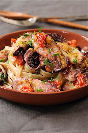 Pain tagliatelles aux calamars, tomates et citron confit Photographie de stock - Premium Libres de Droits, Code: 652-03804291