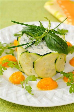 L'ail, fromage de chèvre aux fines herbes et timbale de courgette avec purée de carotte Photographie de stock - Premium Libres de Droits, Code: 652-03804314