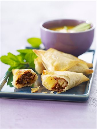 simsearch:652-03804341,k - Chocolate-pineapple samossas with mango puree Foto de stock - Sin royalties Premium, Código: 652-03804339