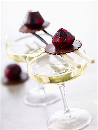 simsearch:652-03801546,k - L'été fruits gelée et chocolat gourmandises Photographie de stock - Premium Libres de Droits, Code: 652-03804346