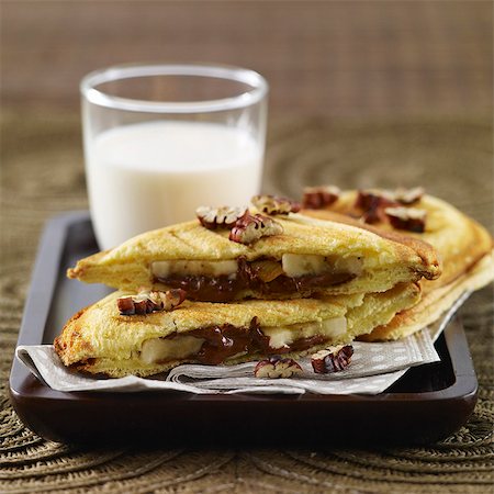 simsearch:652-03802192,k - Chocolate, banana and pecan toasted sandwich Foto de stock - Sin royalties Premium, Código: 652-03804340