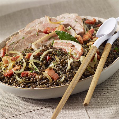 simsearch:652-03804390,k - Lard de petit salé avec des lentilles vertes du Puy le Photographie de stock - Premium Libres de Droits, Code: 652-03804357