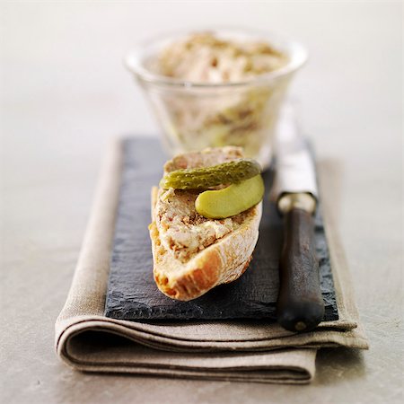 Potted pork on sliced bread with gherkins Stock Photo - Premium Royalty-Free, Code: 652-03804371