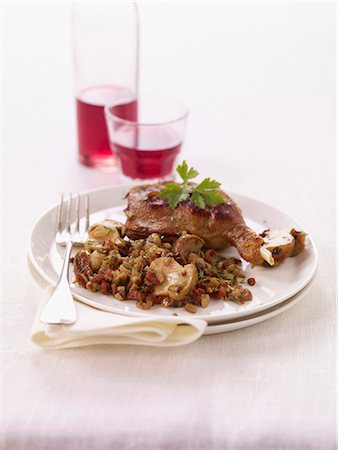 simsearch:652-03804390,k - Estouffade de CEP à la gasconne avec canard confit grillé Photographie de stock - Premium Libres de Droits, Code: 652-03804383