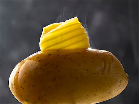 simsearch:652-03804440,k - Noix de beurre sur une pomme de terre Photographie de stock - Premium Libres de Droits, Code: 652-03804437