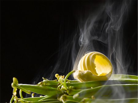 fett (fettreiche speisen) - Drehknopf der Butter auf grünen Bohnen Stockbilder - Premium RF Lizenzfrei, Bildnummer: 652-03804439