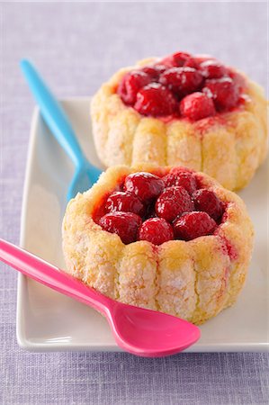 simsearch:652-03805181,k - Framboise mini Charlottes Photographie de stock - Premium Libres de Droits, Code: 652-03804476