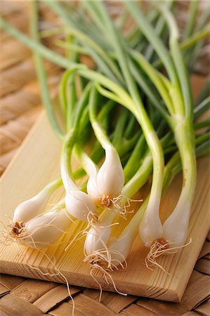 simsearch:652-03804931,k - Spring onions Fotografie stock - Premium Royalty-Free, Codice: 652-03804477